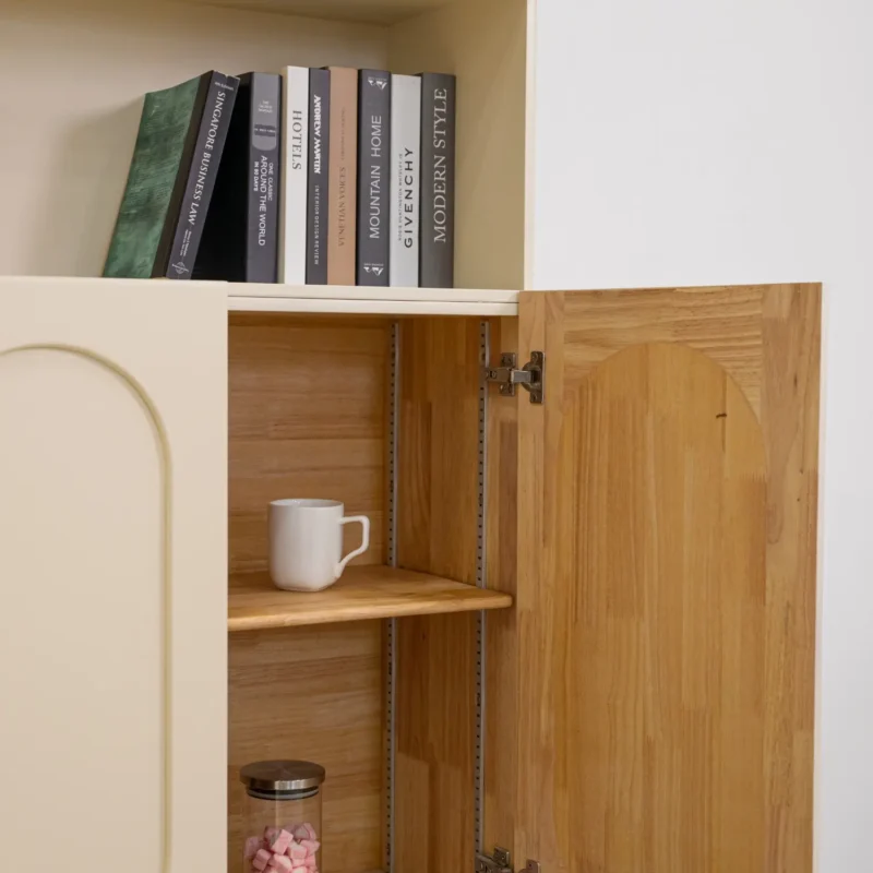 Bookshelf with adjustable shelving